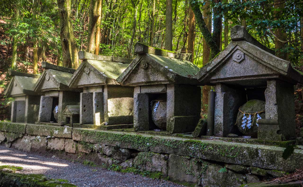 社殿後方、五玉の石祠