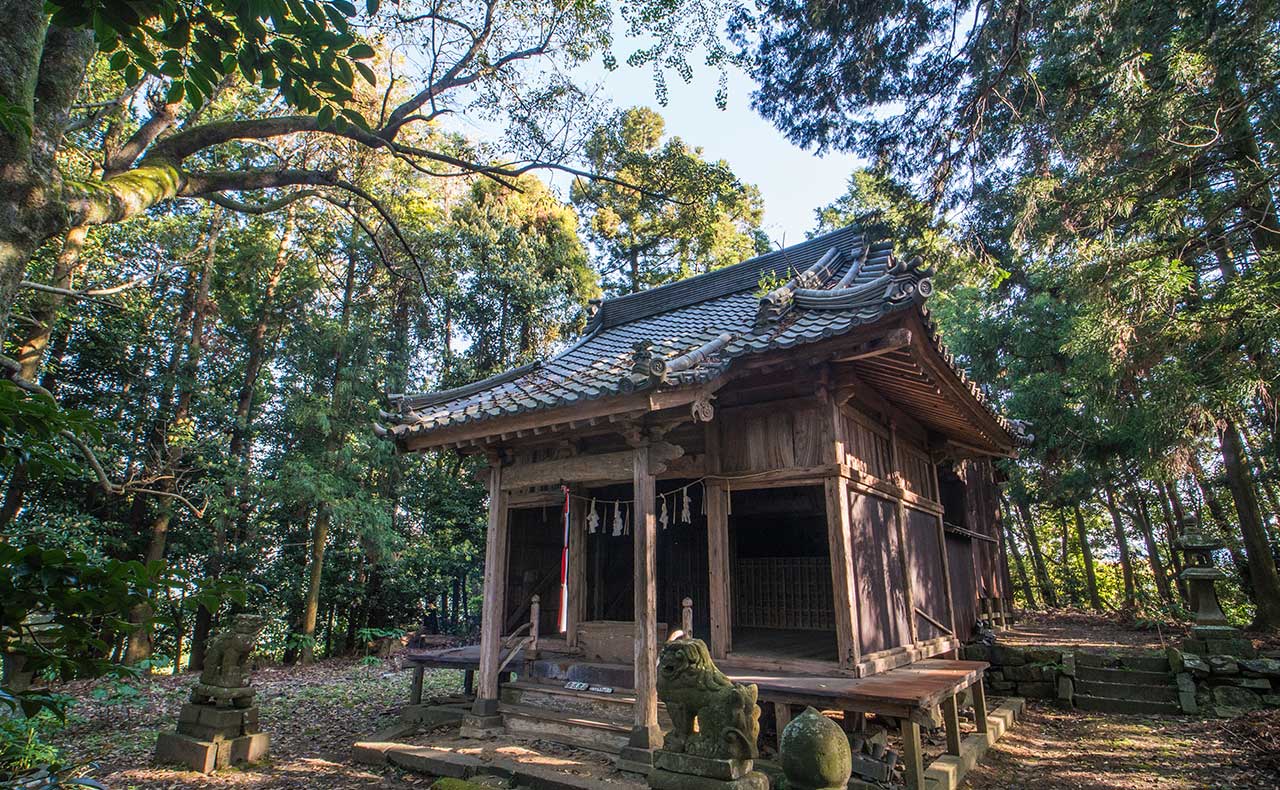 麻氐良山山頂・上宮境内